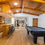 4 Bedroom House Large Pool & Spa In Prime Location